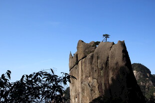 山顶之上的孤独攀登者