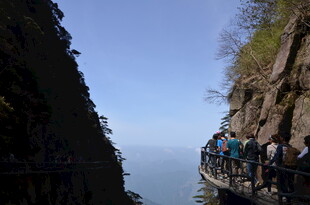 悬崖栈道上的游客身影