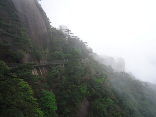 云雾缭绕的山间栈道