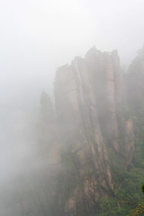 云雾缭绕中的险峻山峰