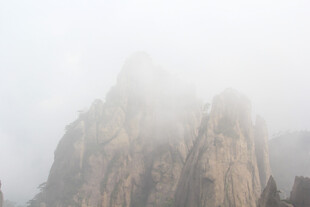 云雾缭绕的巍峨山峰