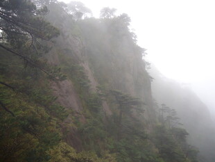 云雾缭绕的险峻山峰