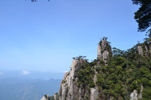 峻峭山峰 绿意盎然之景