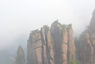云雾中的奇峻山峰