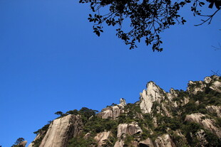 峻峭山峰与蓝天绿树