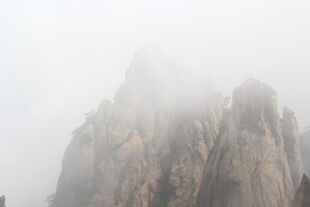 云雾缭绕的壮丽山峰