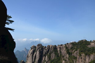 巍峨山峰与蓝天相映成景