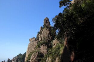奇峰耸立的壮丽山景