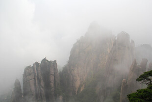 云雾缭绕中的壮美山峰