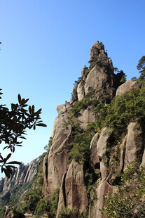 峻峭山峰绿意点缀