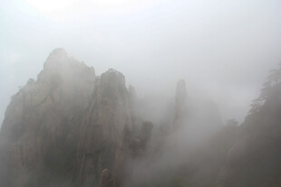 云雾缭绕的壮丽山峰