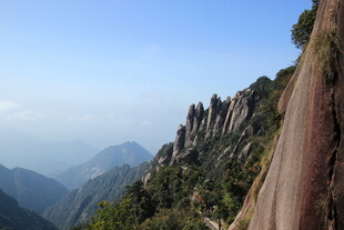 峻峭山峰旁的蜿蜒山路