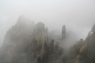 云雾缭绕的壮美山峰