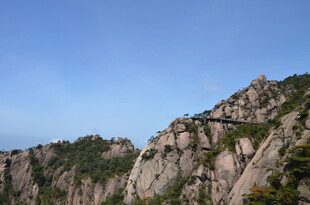 峻峭山峰 蓝天映衬美景
