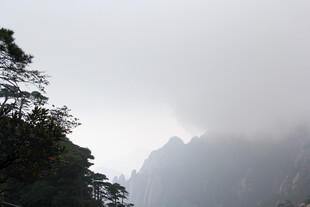 云雾缭绕的山间景致