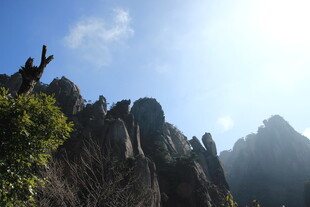 壮丽奇峰 蓝天映衬美景