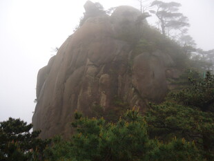 云雾缭绕的险峻山峰
