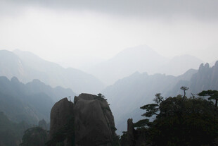 云雾缭绕的壮美山峦