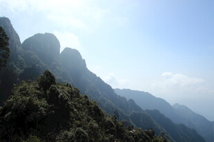 壮丽山景 云雾缭绕山峰