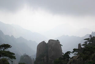 云雾缭绕的壮丽山峰