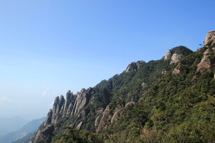 巍峨青山 尽显自然壮美