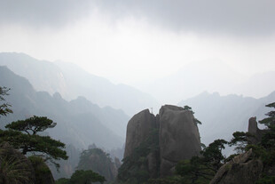 云雾缭绕的壮丽山峰景观