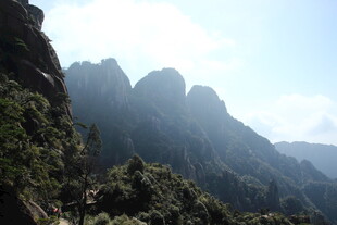 巍峨群山绿意环绕