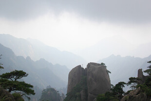 云雾缭绕的壮美山峰