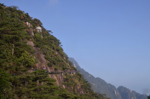 青山峻岭的秀丽景致