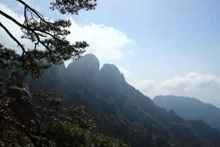 壮丽山景 阳光照耀山峦