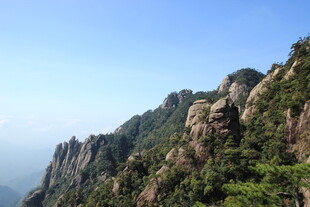峻峭山峰 绿意点缀