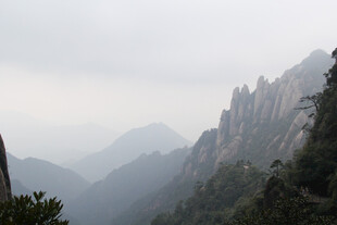 云雾缭绕的壮美山峦