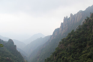 云雾缭绕的壮丽山峦