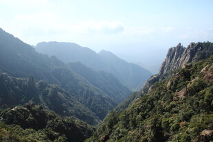壮丽山景 绿意盎然的峰峦