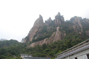 奇峰耸立的壮丽山景