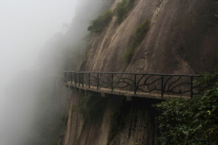 云雾中悬空栈道