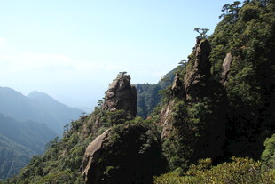 峻峭山峰绿意环绕