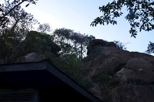 山间小屋旁的嶙峋岩石