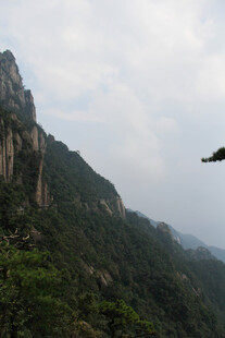 巍峨青山景色壮丽
