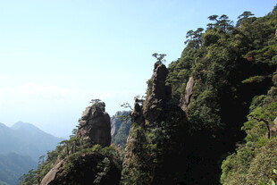 奇峰耸立的壮美山景