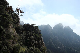 巍峨山峦 云雾缭绕之景