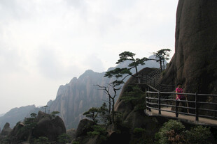 山间栈道上的秀丽风景