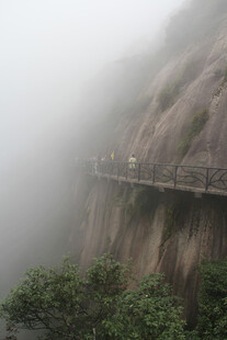 云雾山间悬空栈道