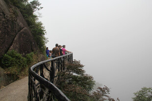 山间栈道上的徒步人群