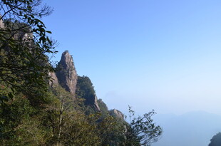 巍峨山峰 绿意相伴