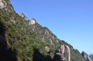 峻峭青山绿意浓