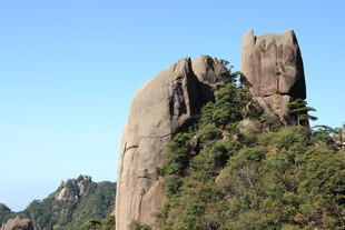 奇峰耸立绿意环绕的美景