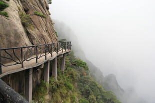 云雾中悬空栈道景色
