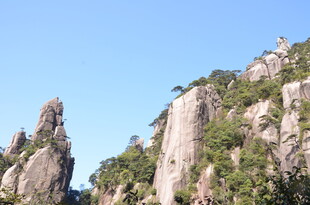 奇峰耸立的壮丽山景