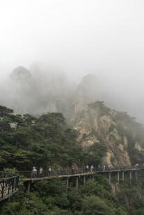 云雾缭绕中的山间栈道